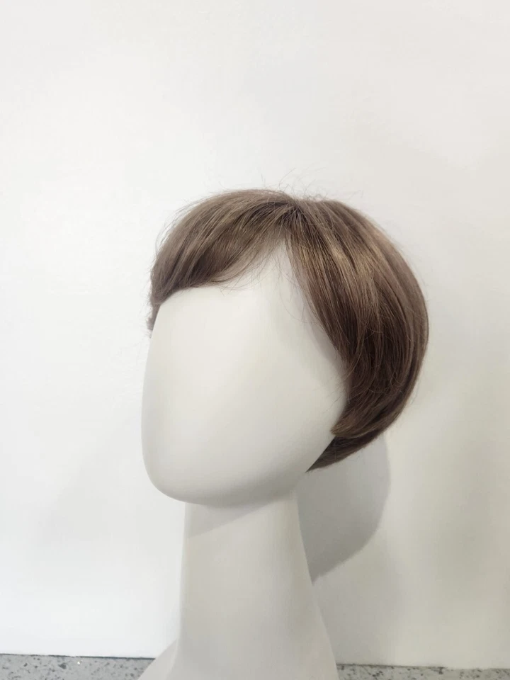 Peruca June by Louis Ferre estilo curto monofilamento top - Imagem 3 de 4