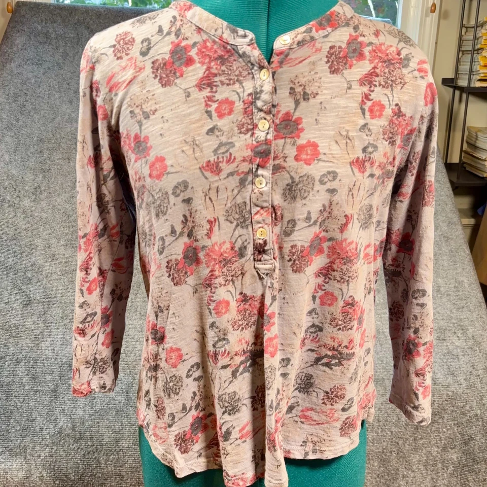 Lucky Brand 灰色红色黑色花卉亨利上衣 M 长袖 5 按钮 100% 棉 — 第 3/4 张图片
