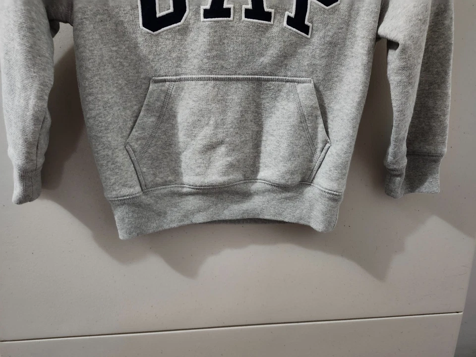 GAP Niños Sudadera XS Gris Sudadera con Capucha Pullover Bordado Logo Vellón Retro Clásico Foto 2 de 4
