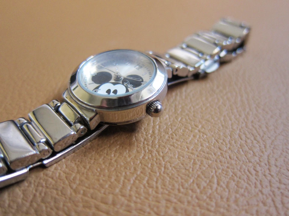 Reloj de cuarzo Disney Mickey Mouse SS para dama Foto 4 de 4