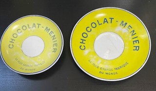 SCHOKOLADE MENIER SET MIT 2 VERSCHIEDENEN UNTERTASSEN DER WELTAUSSTELLUNG UM 1900