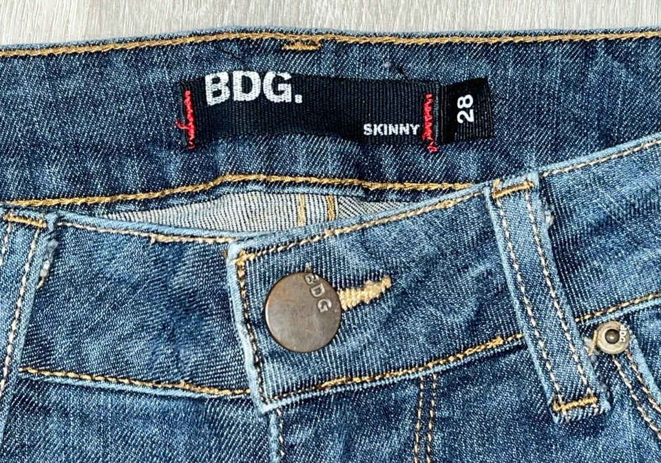 Pantalones Cortos de Jean BDG Para Mujer Ajustados Hágalo Usted Mismo Corte Dobladillo Crudo Elástico Talla 28 5" Entrepierna Foto 4 de 4