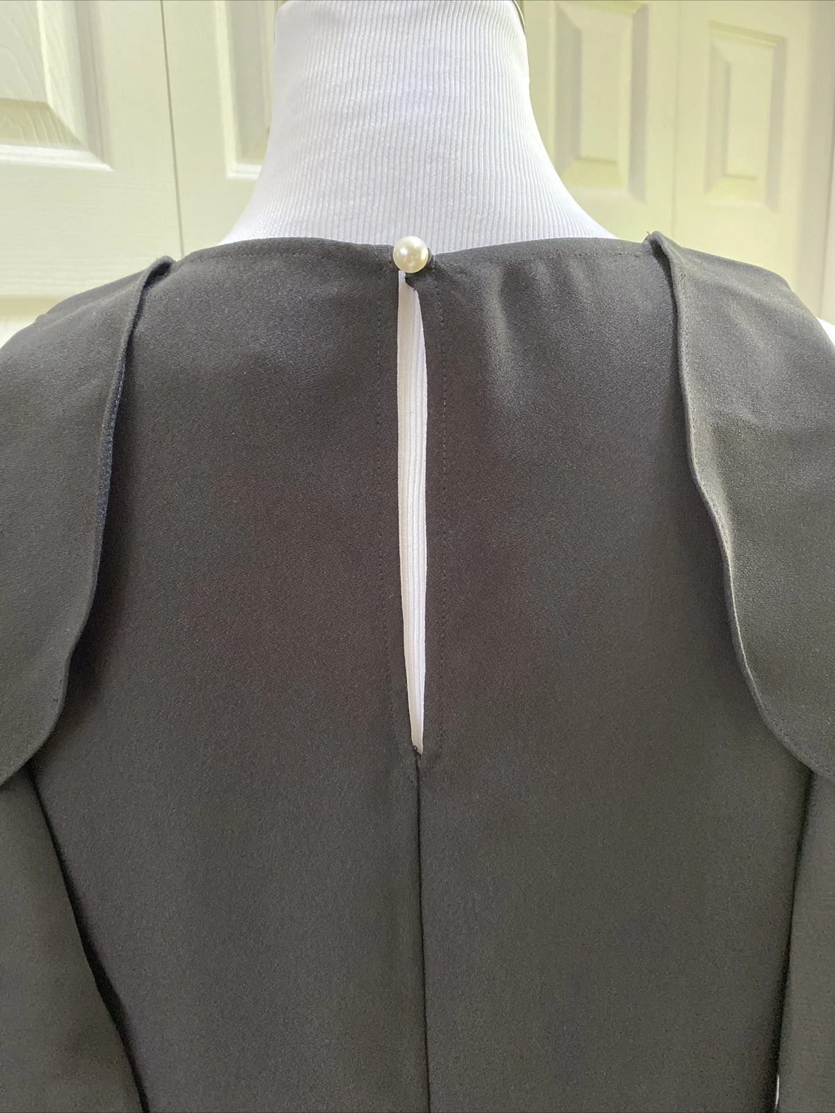 Abito Kate Spade nero spalle fredde con volant buco della serratura dietro crepe cambio M come nuovo!