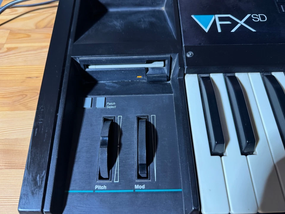 Ensoniq VFX Vintage Synthesizer mit Diskettenlaufwerk und Sequenzer - Bild 2 von 4