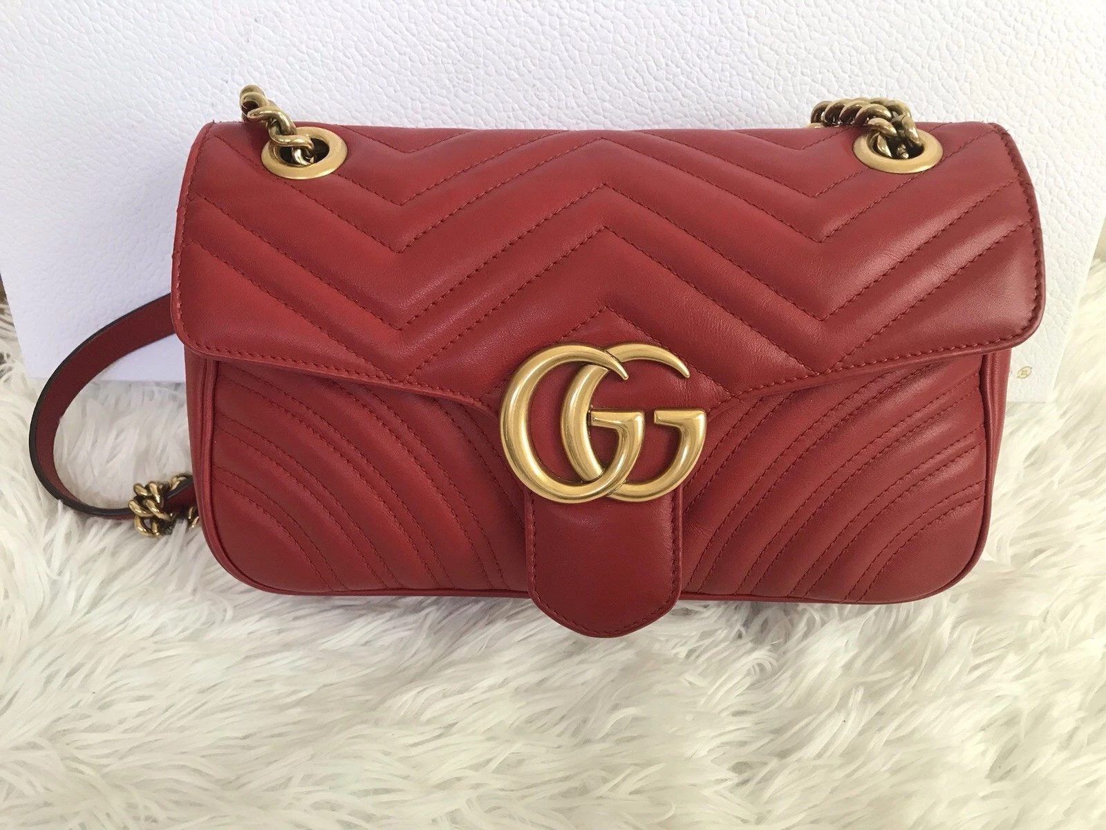 Sac à bandoulière/boîte à poussière Gucci GG Marmont Medium Habiscus rouge