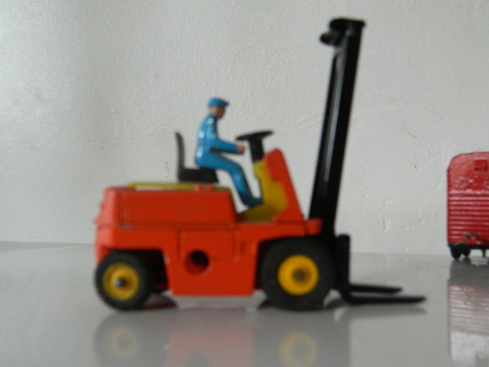 Dinky 404, Conveyancer Fork Lift Truck - Free Price Guide & Review
