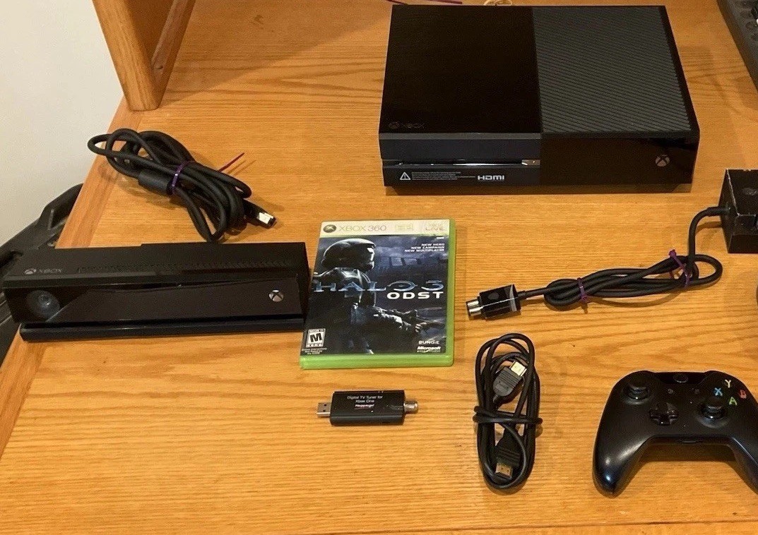 Xbox One 2013 500GB Black, With Kinect, 1 Controller And Cables+Halo 3 ...