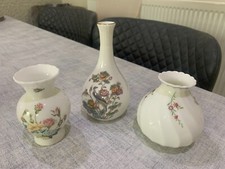 KONVOLUT 3 KLEINE BONE CHINA VASEN 2 WEDGWOOD UND 1 COALPORT HERVORRAGENDER ZUSTAND