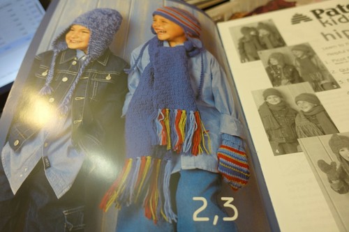 Patons Kntting Book 500986 kids HIp Hop Hats & Mittens Sets - Picture 2 of 3