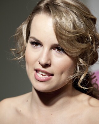 BRIDGIT MENDLER 8x10 PHOTO *