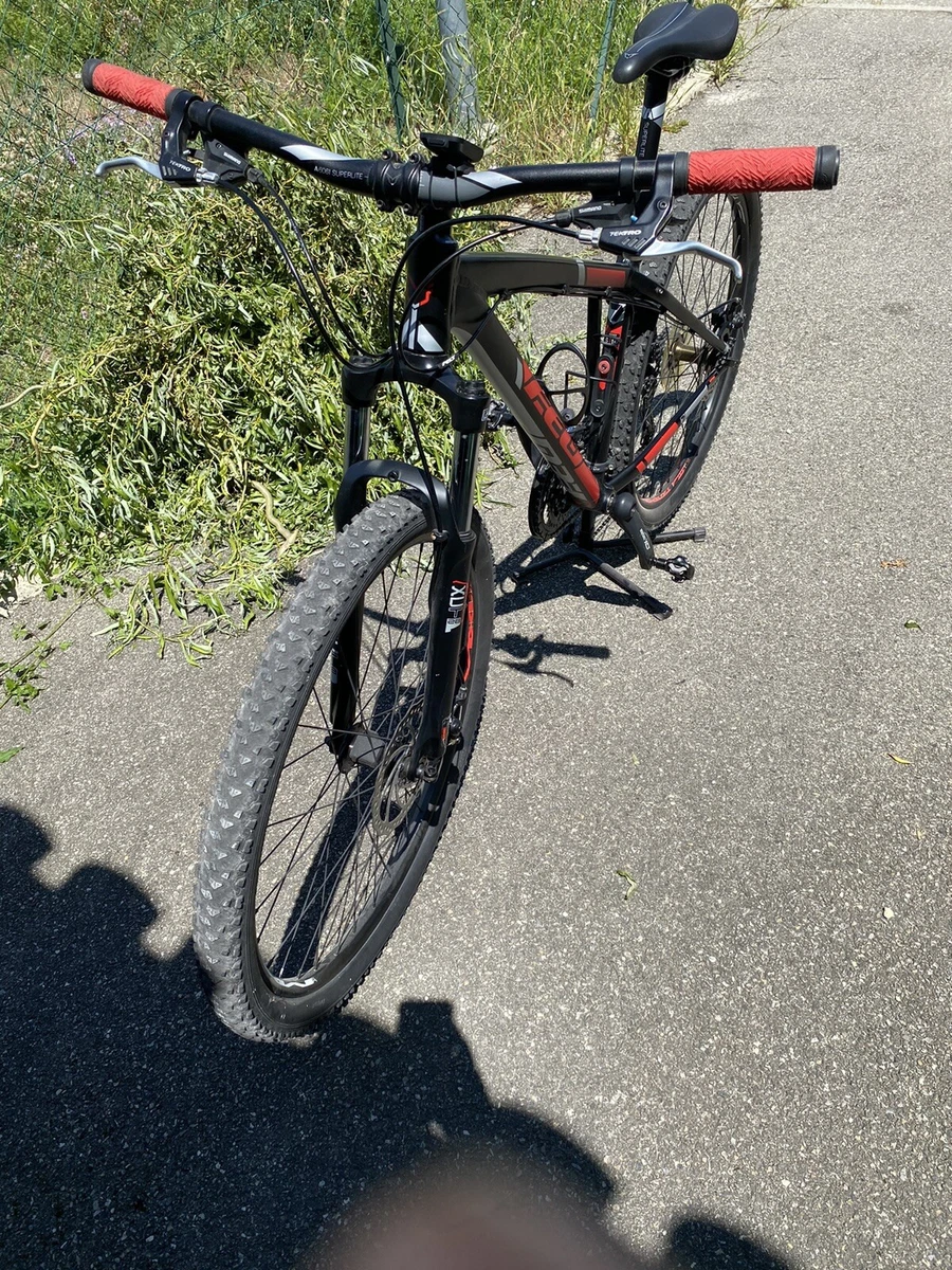 v lo vtt homme taille m. Triple plateau de marque Felt tbe pneu peu servi