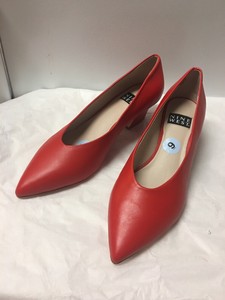red pumps size 9