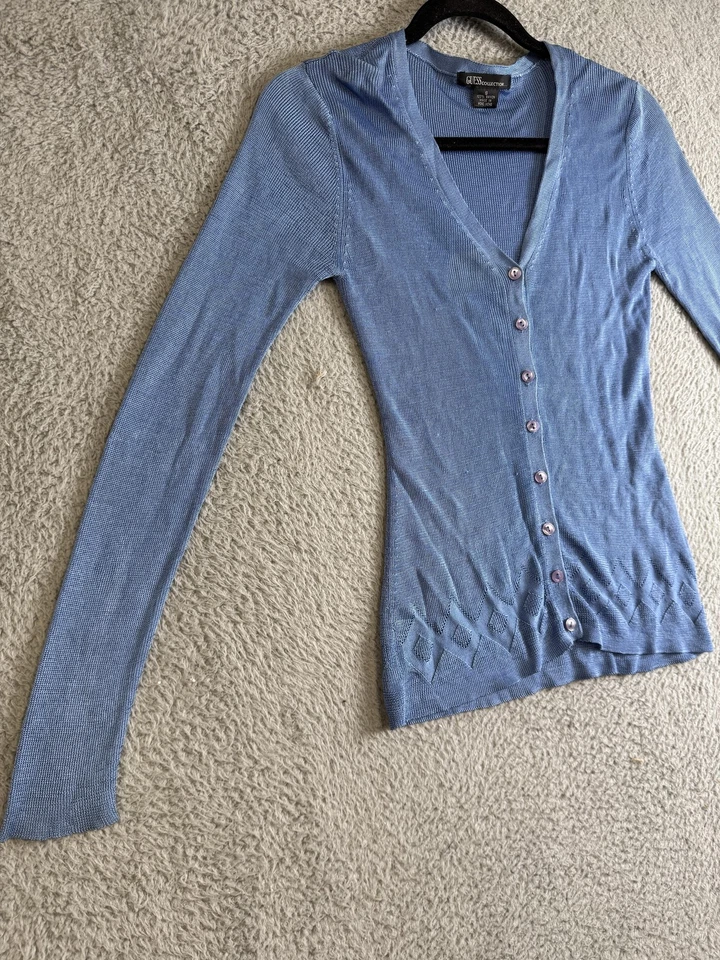 Cárdigan Suéter Mujer Colección Guess Pequeño Azul Cuello en V Botón Frontal W2732L Foto 3 de 4