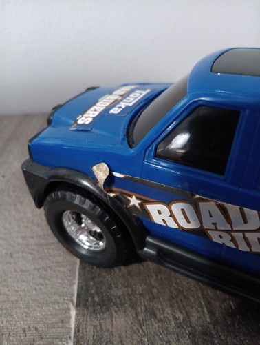 Lotto di 2 pick up vintage in plastica Tonka Hasbro sport acquatici, piloti su strada - Foto 9 di 10