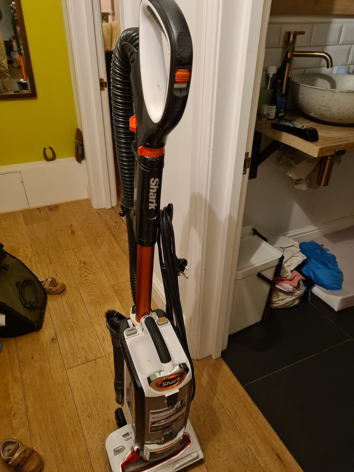 Shark NZ801UK 40 White/Orange Vacuum Cleaner Anti Hair Wrap Upright RRP