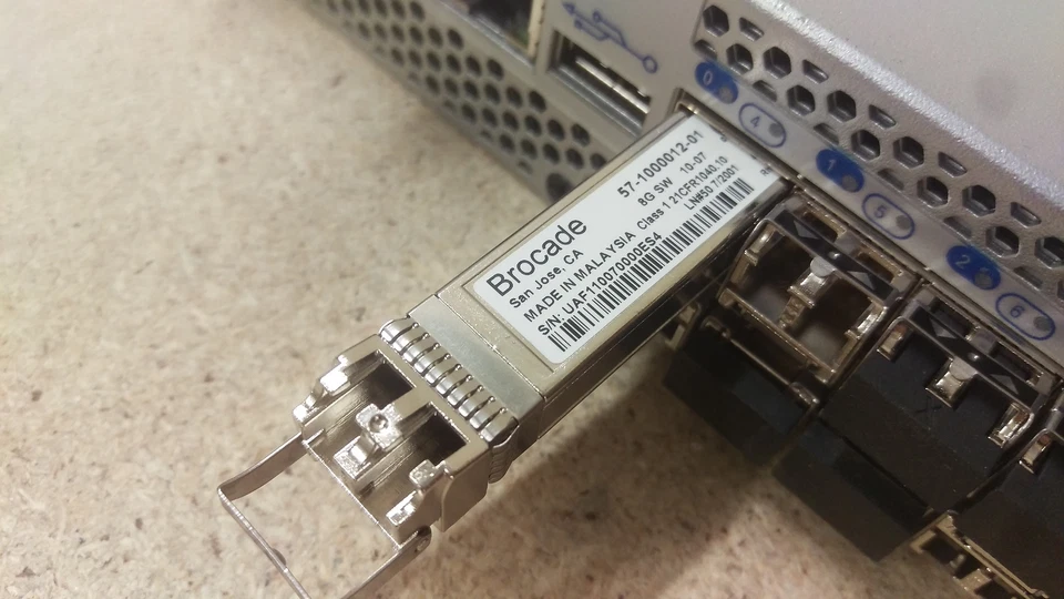 EMC DS-300B 8G 24 Port (16 Active) Fibre Channel SAN Switch w/ 16x 8Gb SFPs - Image 2 of 3