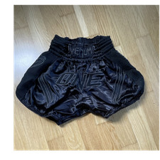 Venum ONE Muay Thai Shorts schwarz aus Polyester, Modell ONE, f&uuml;r Kampfsport