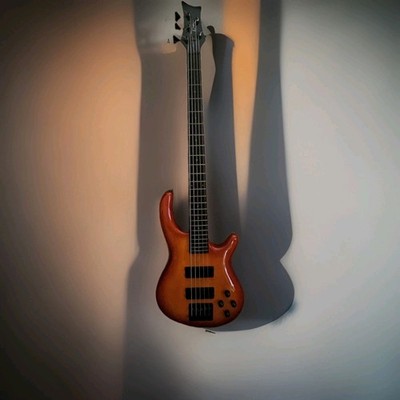Dean Edge 5 Bass 2021 Amberburst  EMG HZ P/ups  Active Preamp  Grover Tuners EXC