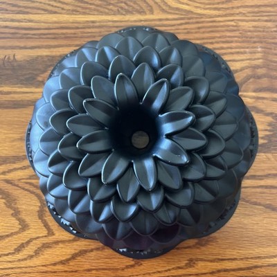 New NordicWare 10 Cup Chrysanthemum Flower Bundt Cake Pan Mold 