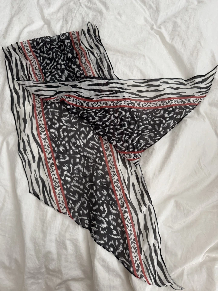 Bufanda Cabi Fable 100 % seda #4030 roja, blanca, negra usada en excelente estado sin etiqueta venta al por menor $69 Foto 2 de 4