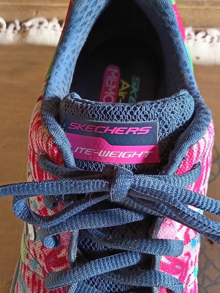 Zapatillas Sketcher Ligeras de Espuma con Memoria Multi-Floral Talla 8.5 Foto 2 de 4