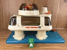 1984 Vintage Playmates Toys Space Station 06 Play set And Green Alien
