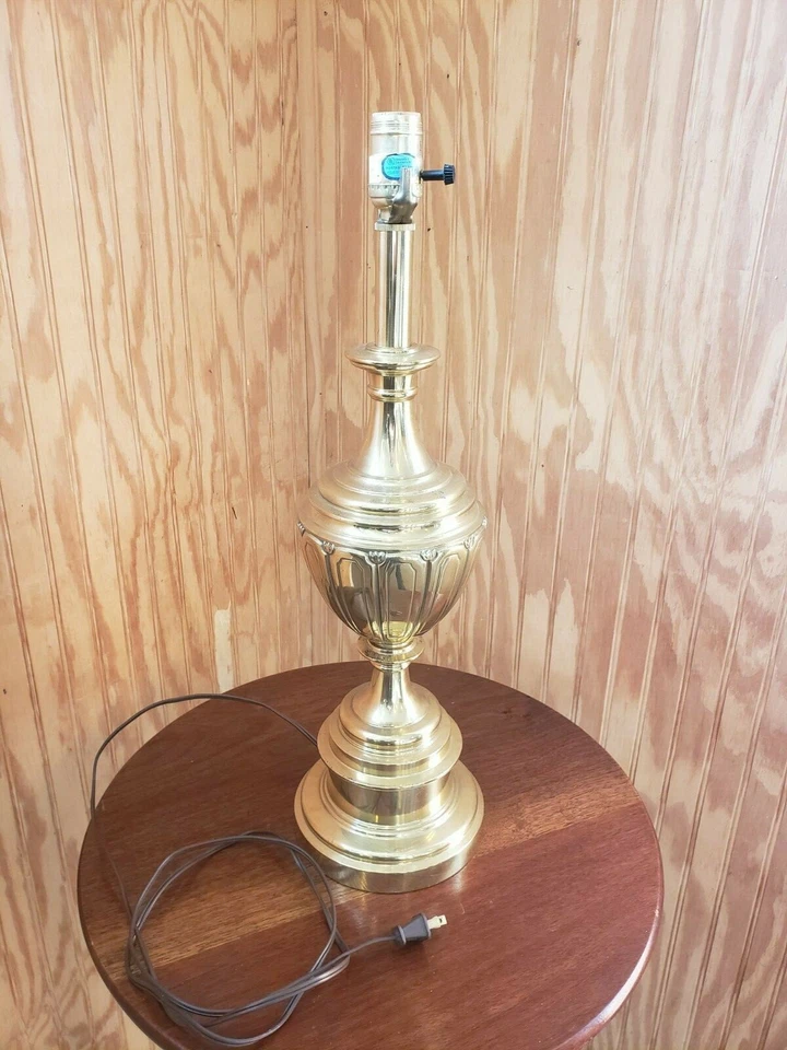 Stiffel Brand Lamp with Weighted Bronze Base and Laquered Finish - Image 4 of 4