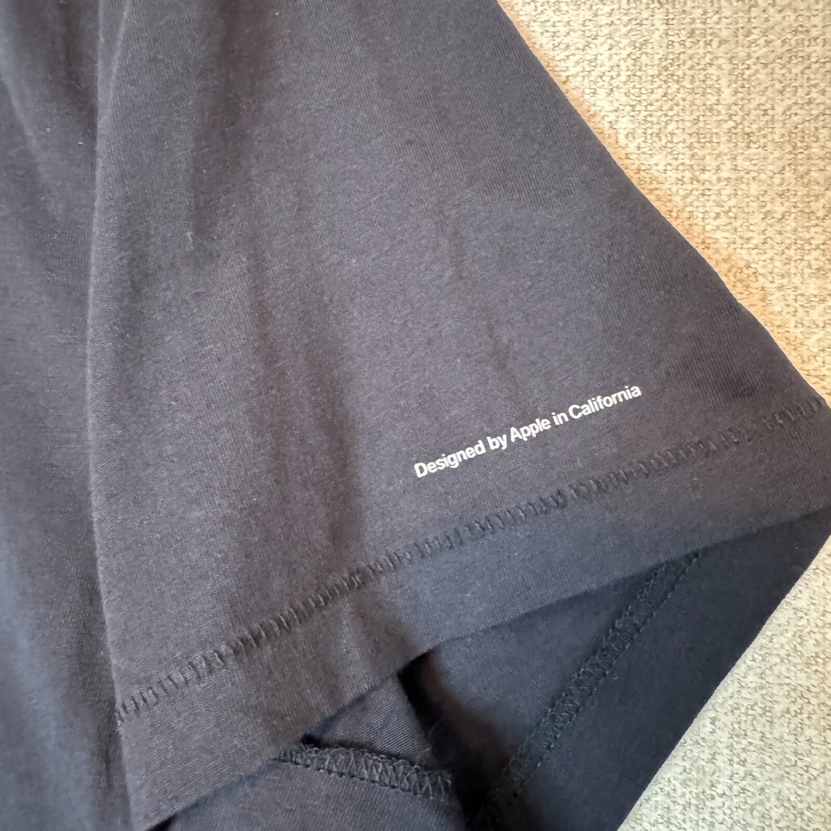 まっくろあっぷる　 Apple Rainbow Stripe T-Shirt Black Sz Medium Cotton Official
