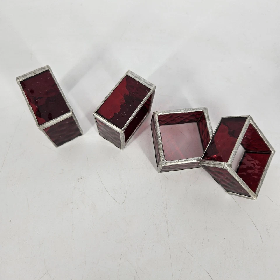 Set 4 anelli tovaglioli in vetro colorato rosso rubino quadrati testurizzati fatti a mano - Immagine 3 di 4