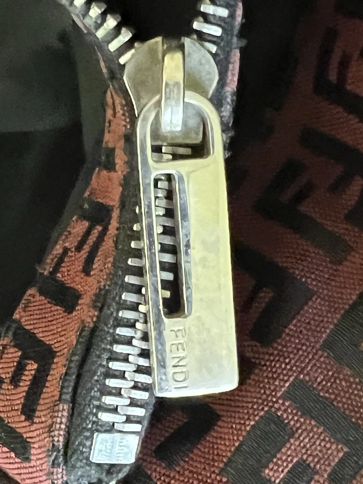 Bolso de hombro vintage Fendi Zucca Mamma Baguette con correa de cuero Foto 4 de 4