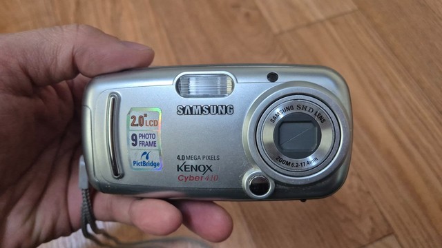 Samsung Kenox Cyber 410 / 4.0 Mega Pixels / Silver Vintage Digicam / Body Only
