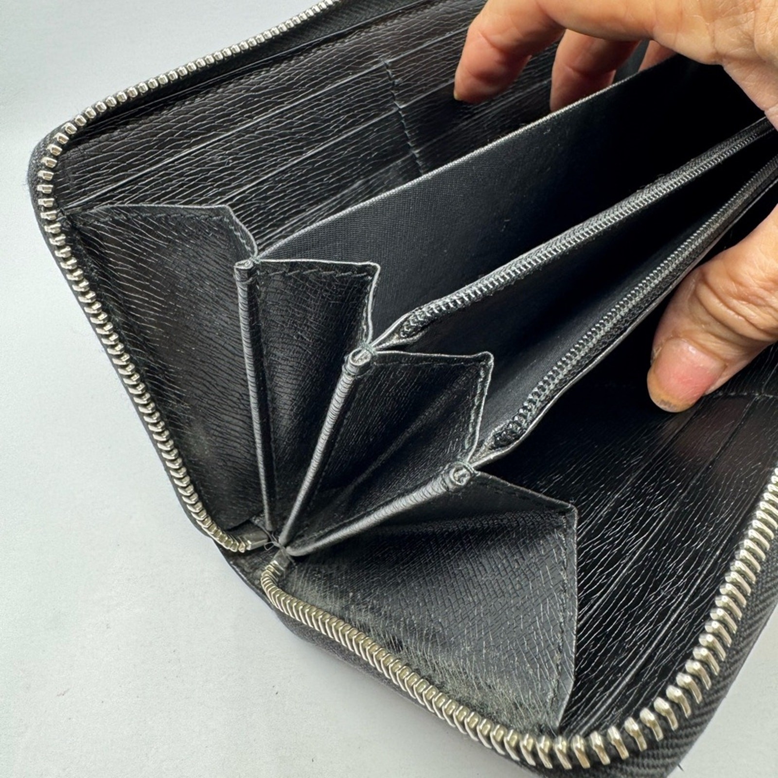 Gucci Interlocking Zip Around Leather Wallet 22948 - image 4