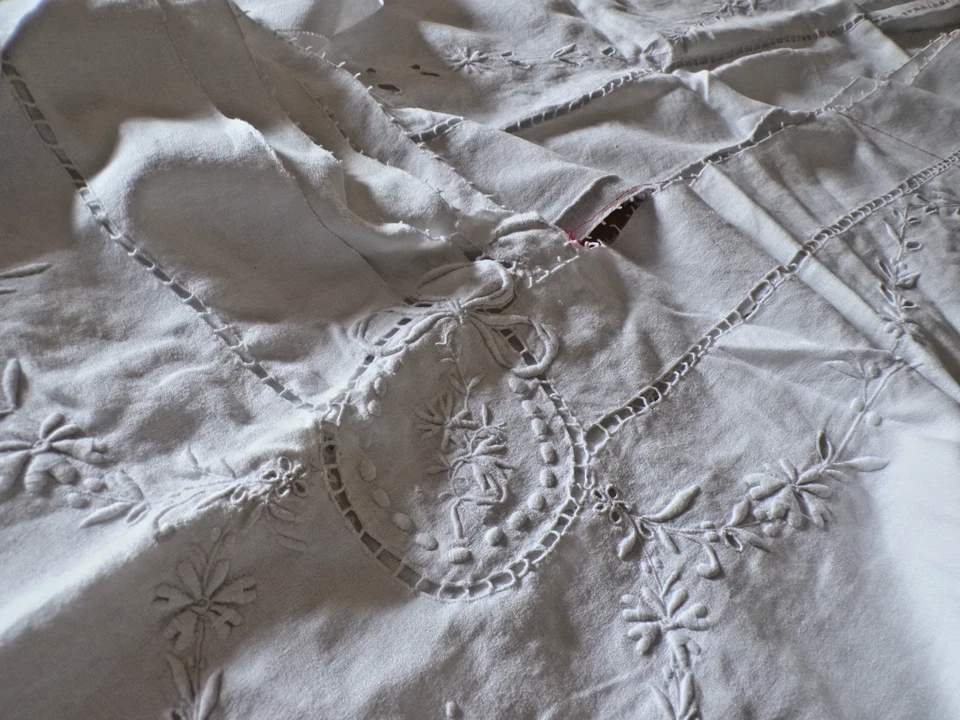 Linge ancien Tour de nappe en lin brodé de fleurs et de jours   ( ref 46 ) - Photo 2/4