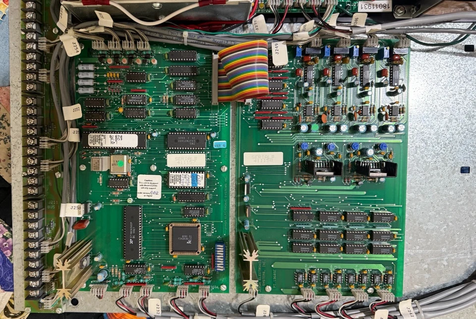 Placa de control principal Jeron 6850. Usado, completo del sistema de llamada de enfermera en funcionamiento. Foto 3 de 4