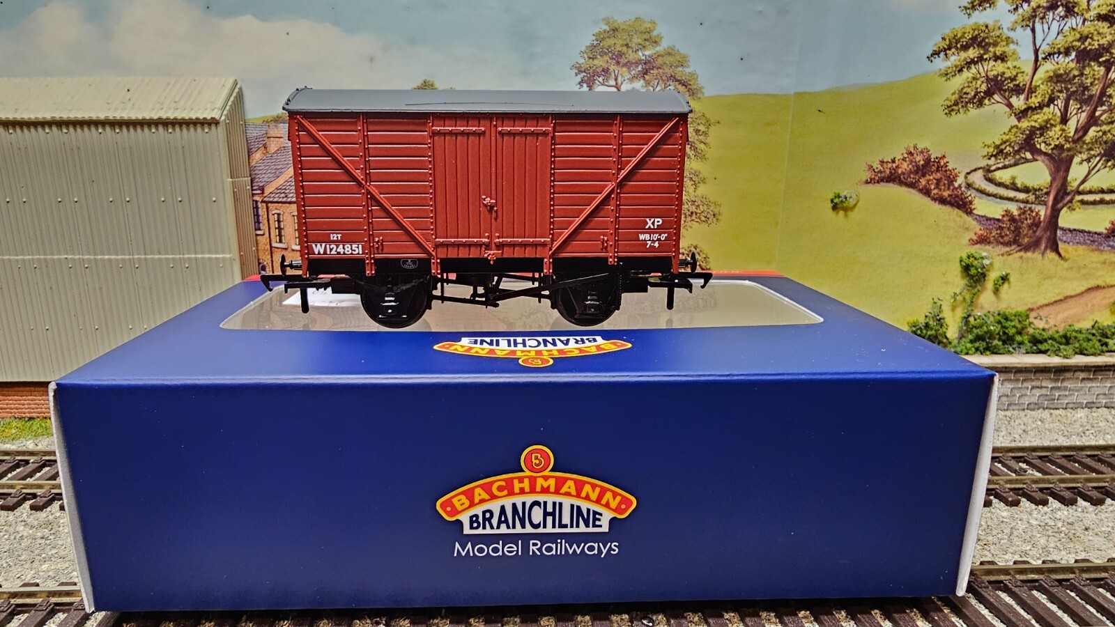 37-732 Bachmann OO Gauge GWR 12 Ton Ventilated Van BR Bauxite (Late)