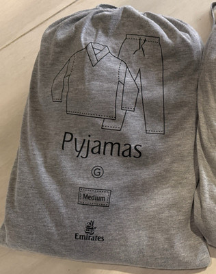First Class Hydra Active Pyjamas von Emirates Flug