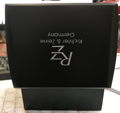 Konvolut 20 Stück Uhrenboxen Holz schwarz matt mit Logo 134 x 103 x 95mm NEU