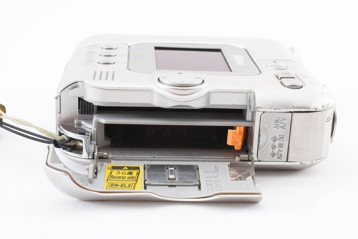 Nikon COOLPIX SQ Digital Compact Camera f/5.6 4x Square Nikon COOLPIX SQ Digital Compact Camera f/5.6 4x Square