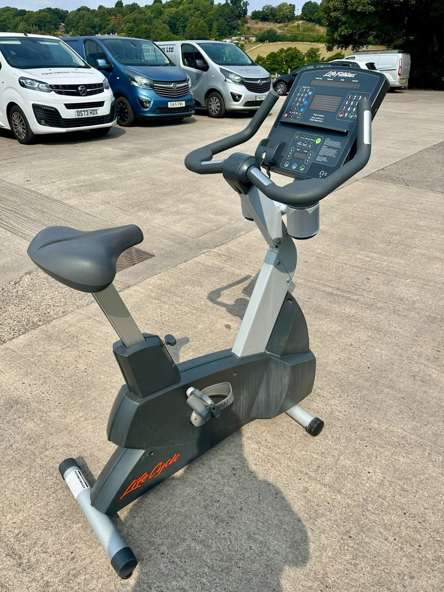 Life Fitness Commercial Integrity Upright Exercise Bike UK