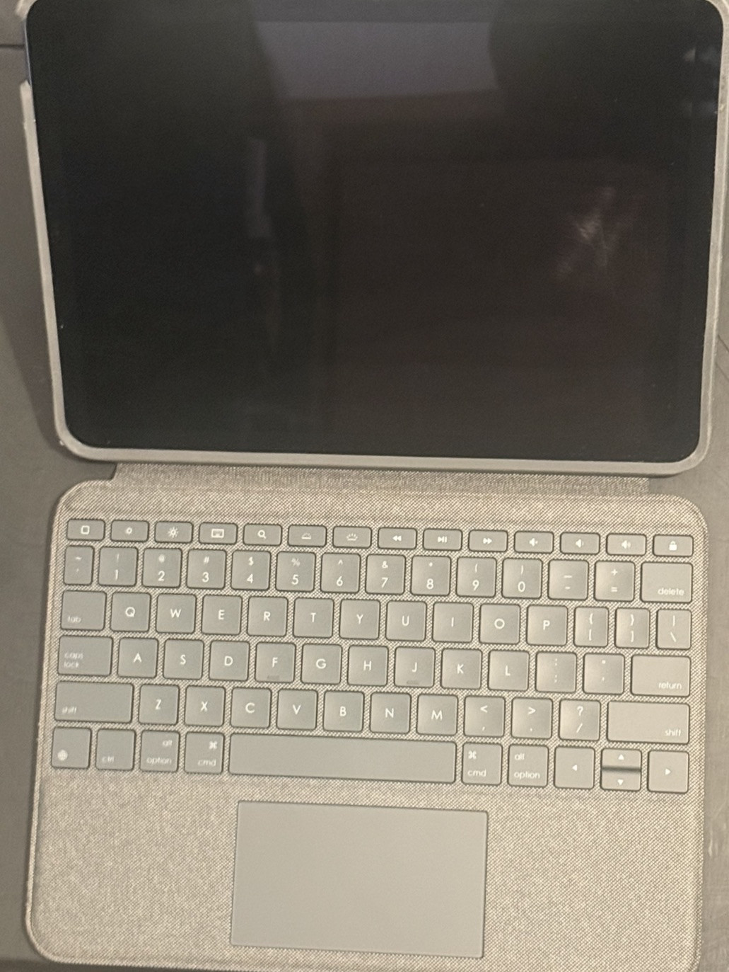 ipad air 5th generation with logitech keyboard case + apple pen Bundle