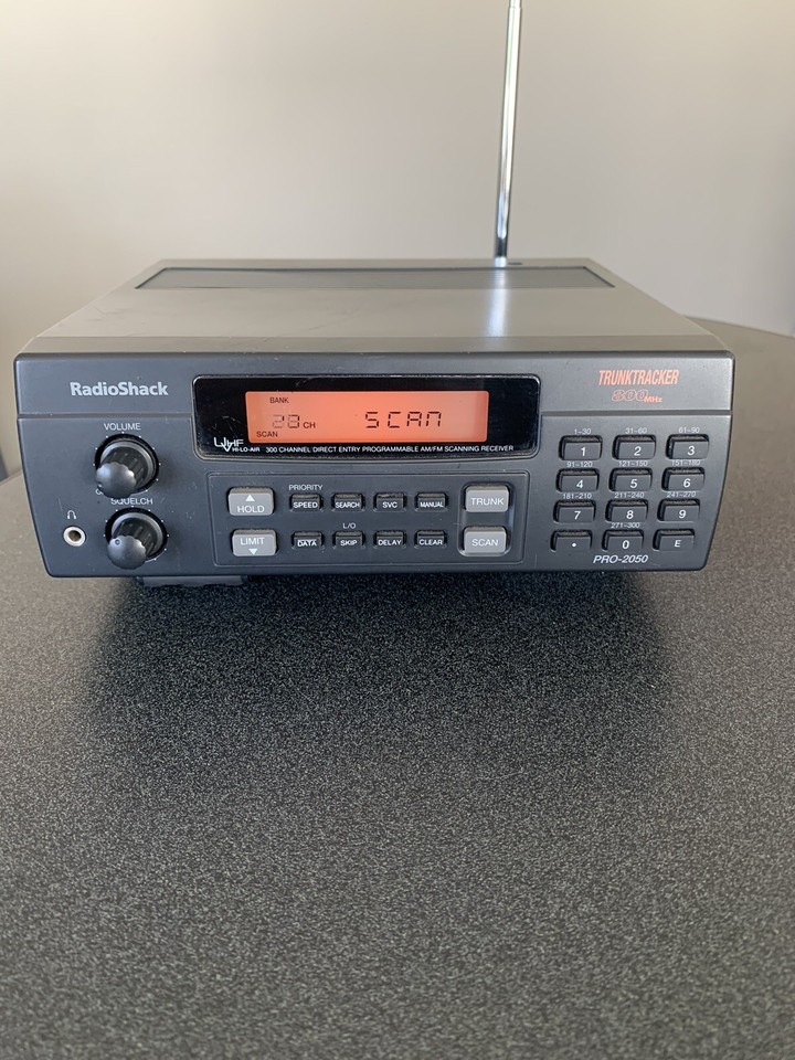 RADIO SHACK PRO2050 300 Channel VHF UHF AIR 800 MHz TRUNK TRACKER