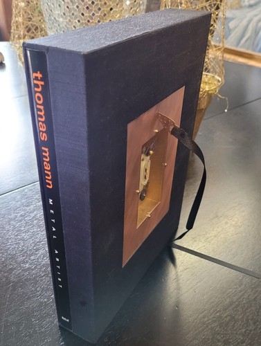 Signiertes Thomas Mann Metall Künstlerbuch mit Brosche Anstecknadel Halskette - Bild 14 von 14