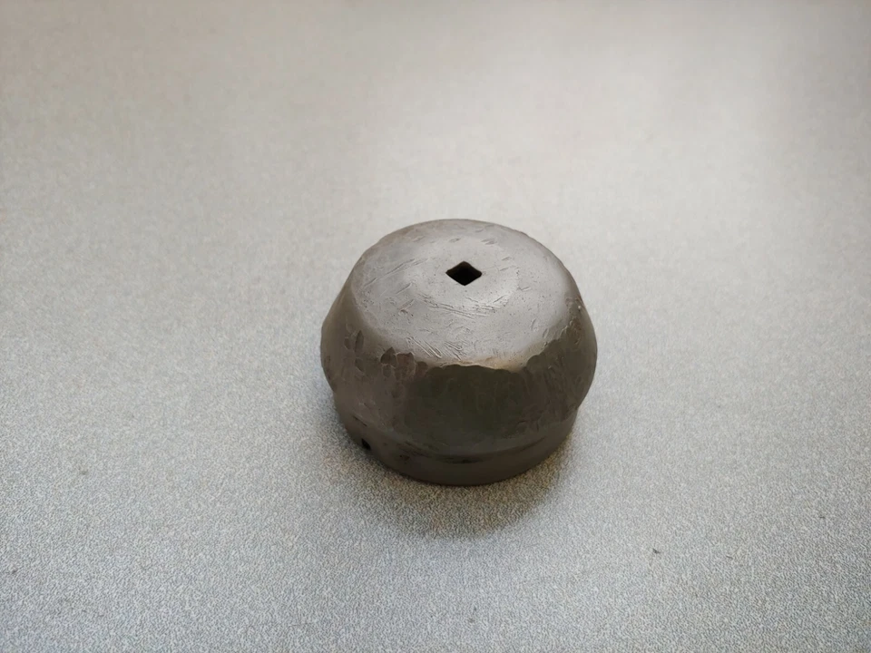 EXCELENTE TAPA GRASA EJE RUEDA DELANTERA IZQUIERDA USADO ORIGINAL PORSCHE 356 356A 356B 1 Foto 2 de 3