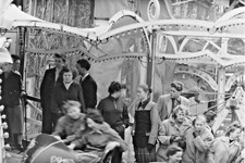 Altes Negativ, Schnappschuß Rummel Fahrgeschäft Karussell DDR 1955, Kinder