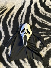 2013 ghost face scream mask does not glow in the dark