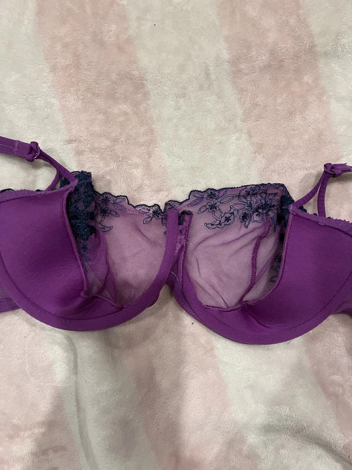 Sujetador Victoria’s Secret Bordado Transparente Balconette Púrpura Azul Marino Encaje 34DD Foto 4 de 4