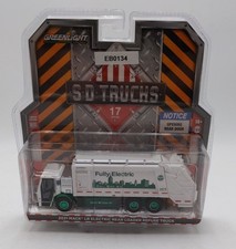 Greenlight Collectibles 1:64 Series 17 2021 Mack LR Electric Loader Refuse Truck