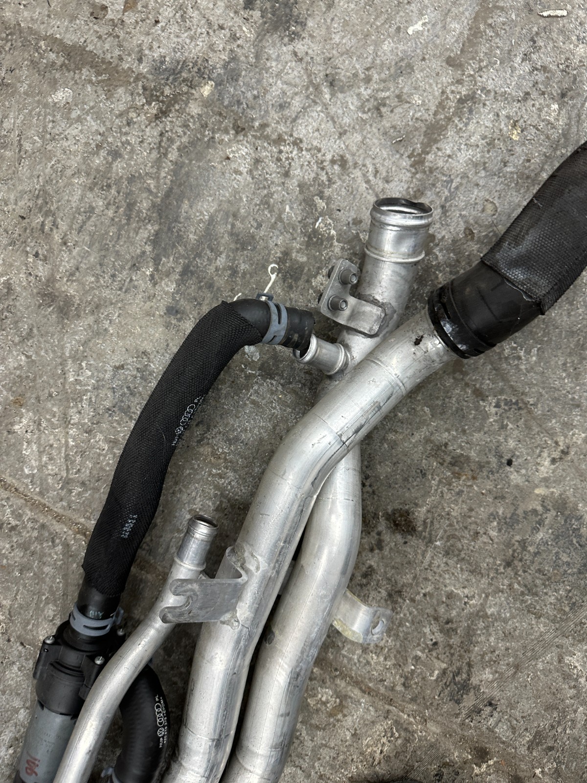 2014 AUDI R8 OEM UNDERBODY CENTER COOLANT PIPE LINE HOSE TUBE 420 121 050 B