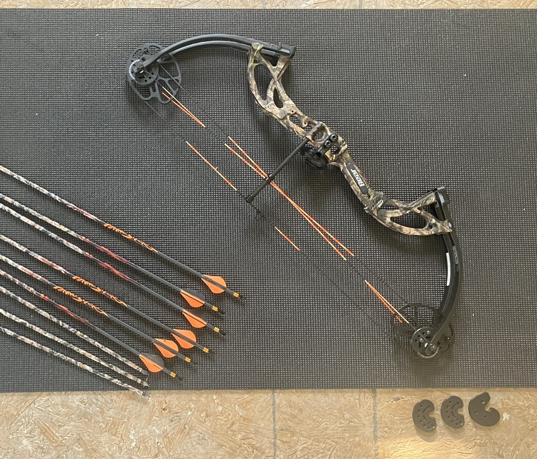 BEAR Cruzer G2 Adult Compound Bow with Grelly USA