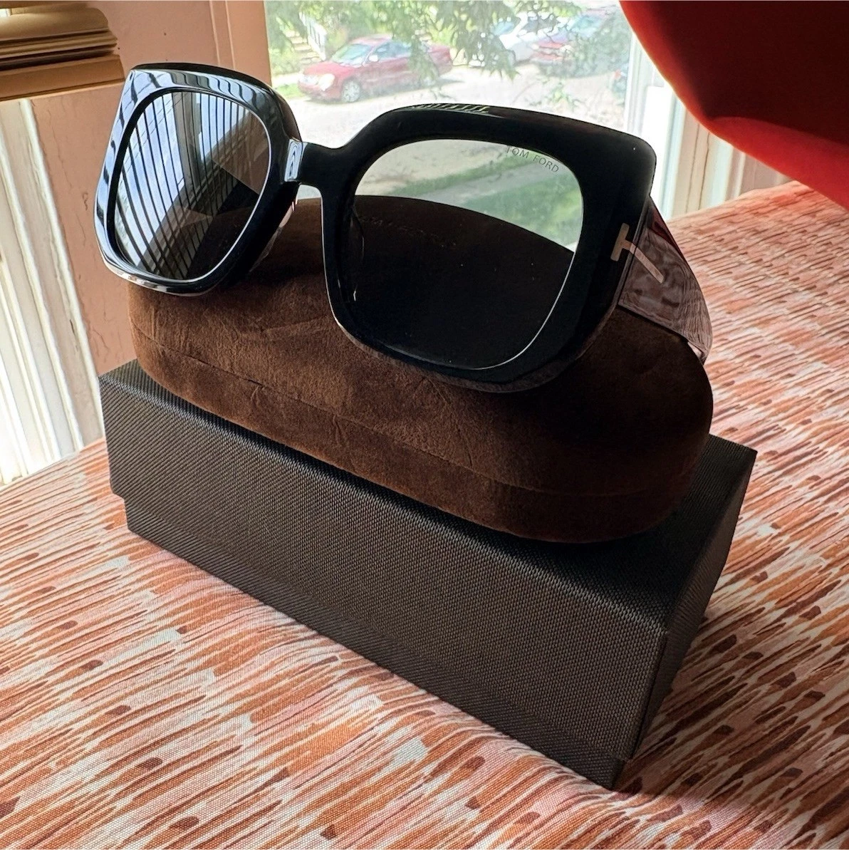 Tom Ford Black Oversized Women\'s Sunglasses with Dark Lenses ICON OVAL SUNGLASSES | TOM FORD Fashion main image 4
